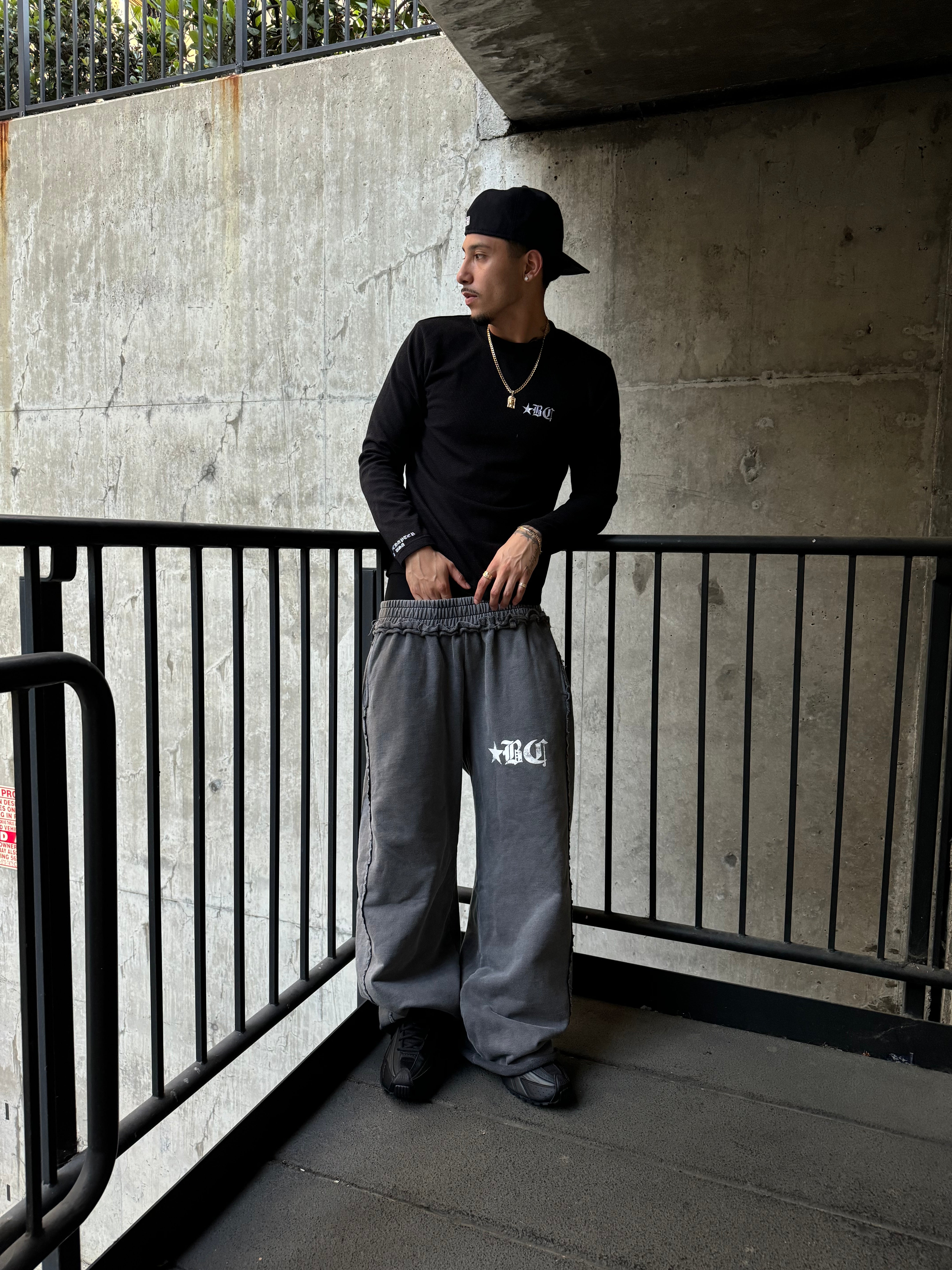 DISTRESSED SWEATPANTS (CHARCOAL GRAY)